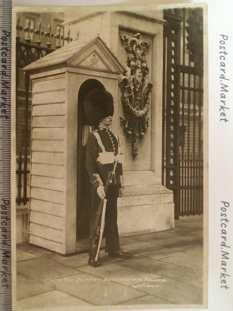 /UK/UK_guard_1950_ENTRY BUCKINGHAM PALACE LONDON.jpg